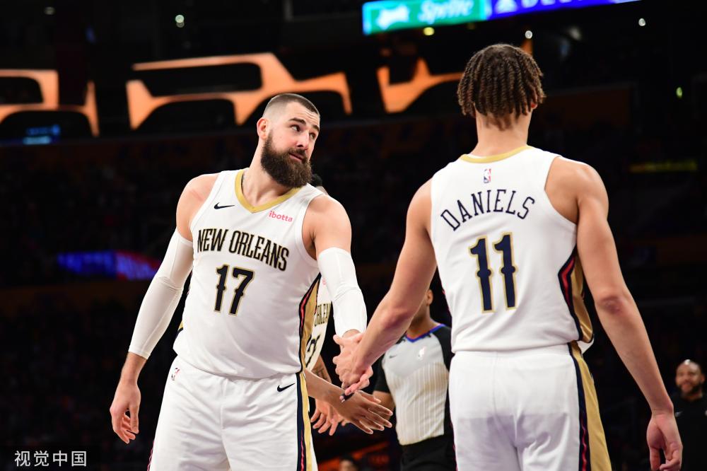 借其坚韧不 借其坚韧不